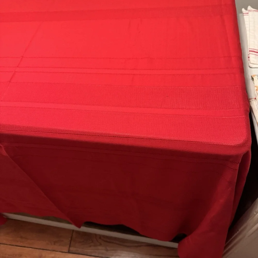 Christmas Red Table Cloth 56x80  And 4 Poinsettia Napkins 17x17‎ Traditional